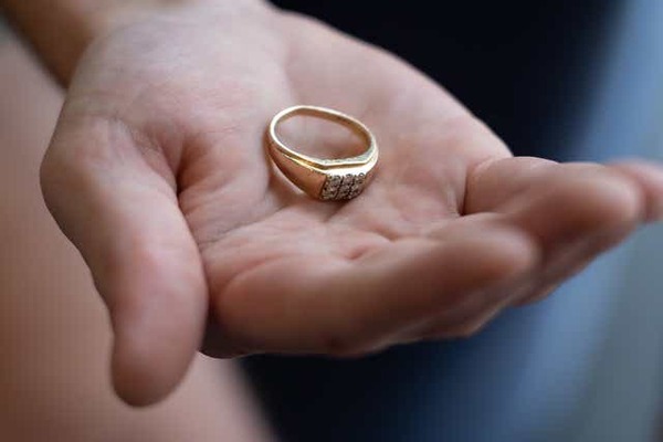 Nằm mơ nhặt được vàng ở sảnh công ty có ý nghĩa gì?